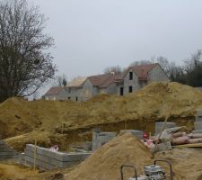 Au loin la maison avec sa charpente et au premier plan le lot N°9 qui prend forme.