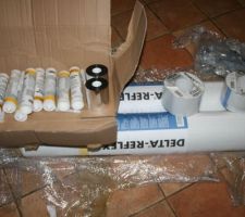 Le mat&eacute;riel re&ccedil;u d'allemagne/pologne : Pare-vapeur Delta Reflex, le scotch qui va bien pour coller les l&eacute;s entre eux, le mastic pour l'&eacute;tanch&eacute;&iuml;t&eacute; (Delta-tixx) et Delta multi-band pour &eacute;tanch&eacute;&iuml;t&eacute; des percements pour les gaines etc ...