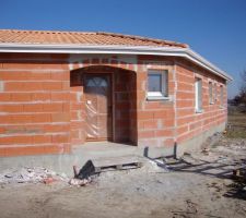 C'est l'avant de la maison avec l'entr&eacute;, WC et en second plan, bureau, salle de bain, douche et chambre des parents.