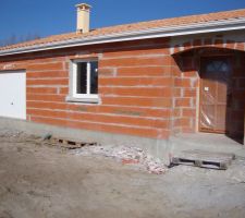 L'avant de la maison avec le garage, salle &agrave; manger et l'entr&eacute;e.