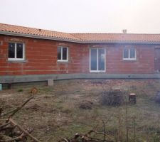 C'est l'arri&egrave;re de la maison, c&ocirc;t&eacute; chambres enfants, salle &agrave; manger, cuisine et porte de service du cellier.