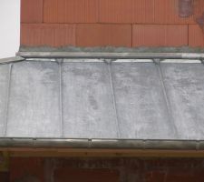 Partie du toit en zinc : traces blanches