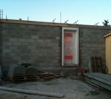 Le bas est fini ils ont consolid&eacute; les cadres portes et fenetres