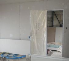 Porte donnant au garage