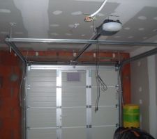 Porte de garage avec portillon intégré