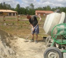 Stephane s'occupe du remplissage de la b&eacute;tonni&egrave;re !!!!!