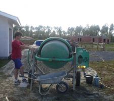 Jordan s'occupe lui du vidage de la b&eacute;tonni&egrave;re !!!!!