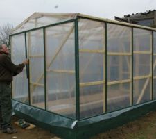 Toujours moi mesurant les tasseaux de fixation de la bache