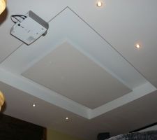 Mon plafond avec lumiere indirecte la couleur du centre est blanche , et la couleur du reste du plafond est l&eacute;g&egrave;rement plus fonc&eacute; , ce qui rend encore plus l'effet de profondeur .