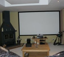 Vu de face avec &eacute;cran de projection