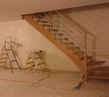 Escalier en cours de peinture/vitrification