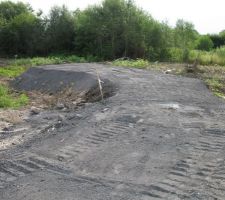 Voici le chemin d'accès conforme au devis, vue sur le terrain (impressionnant non !)