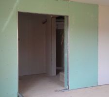 Double porte à galandage pour le salon. En placo vert hydrofuge... Ils devaient être en rade de placo blanc normal. Il vaut mieux ça que l'inverse!