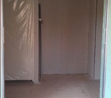 Vue sur l'entr&eacute;e: WC   placard