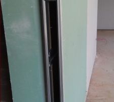 D&eacute;tail de la porte &agrave; galandage