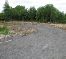 Chemin d'accès, vue sur le terrain (non conforme au devis)
