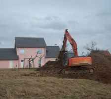 La pelleteuse est là, elle n'a plus qu'à travailler.