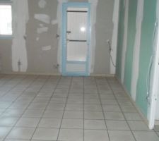 Morceau de cuisine et c&ocirc;t&eacute; table &agrave; manger...