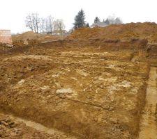 Fouilles pr&ecirc;tes &agrave; recevoir le ferraillage