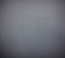 C'était écrit sur le mur qu'il ne fallait pas faire la chape sur toute la surface de la salle d'eau, ainsi que sur le sol.