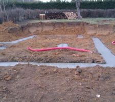 Fonfation coul&eacute;e!!! il y a 3 jour encore, terrain &eacute;tait vierge!!!