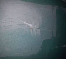 Le trou causé par la porte n'a pas été réparé.