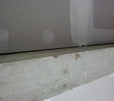 La cloison du garage, séparation avec la grande chambre du haut. Un petit coup de joint?