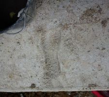 Belle trace de pas sur le seuil du garage, elle devait &ecirc;tre liss&eacute;e.