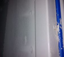 A côté des WC du bas, ces trous rebouchés présentent un relief assez accentué.
