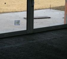 Seuil de la baie : le carrelage arriva au même niveau que le haut du rail