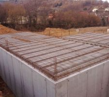 Pose des linteaux, des hourdis et du ferraillage de la dalle du rez de chaussée.