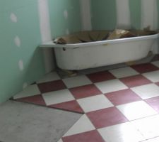 Carrelage au sol de la salle de bain fini