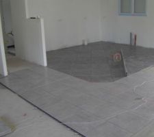 Pose du carrelage gris acierdans la cuisine terminé