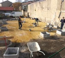 Calage des rehausses de regard servant de coffrage pour les plots qui recevrons les longrines.