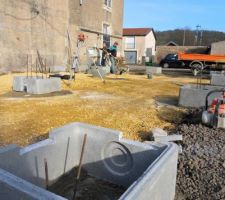 Calage des rehausses de regard servant de coffrage pour les plots qui recevrons les longrines.