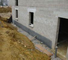 L'enduit à egalement été fait sur la façade arriere ;-)