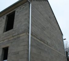 Gouttieres en place,j'ai demandé à les faire mettre sur le pignon gauche.