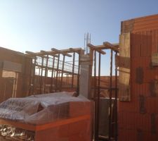 Mise en place des Coffrage pour les poutres sp&eacute;ciales  BA !!!!!!! 

Retomb&eacute;e 0 dans la maison 
Retomb&eacute;e 20 a l'exterieur