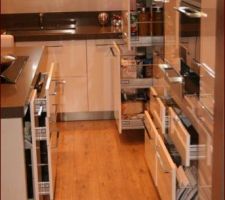 Vue sur tous les rangements bas coulissants, y compris ceux qui sont situés derrière l'ilôt