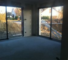 La chape apr&egrave;s 4 jours de s&eacute;chage : la couleur se rapproche de celle de notre carrelage, &ccedil;a donne une bonne id&eacute;e du rendu final !