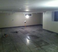 Carrelage et plinthes pos&eacute;s et peintures faites...