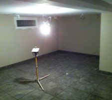 Carrelage et plinthes pos&eacute;s et peintures faites...