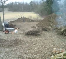 Vue d'ensemble du terrain apr&eacute;s avoir brul&eacute; les arbres,y'a de la souche!!!