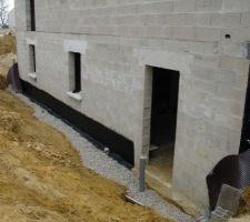 Premiere couche sur l'enduit de la façade arriere.