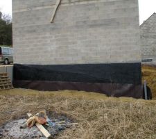 Pignon droit ,premiere couche de goudron sur l'enduit ajouté.