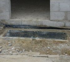 Après avoir cassé une grosse croûte de residu de beton ,il a fallu gratté puis frotter les deux plaques en fonte du tampon Telecom...