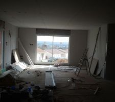 Le salon et la salle a manger dans toute sa longueur baie vitrée en face plein sud