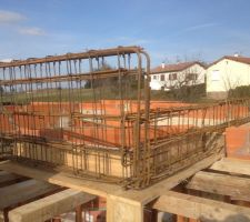 Pr&eacute;paration des poutres sp&eacute;ciales !!!!!! l'etude BA nous a pr&eacute;par&eacute; un truc TOP !!!!!!!! BIG Ferraille dans tout les sens !!! Tranquille pour la suite !!!