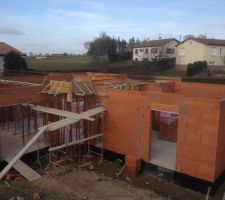 Poutres sp&eacute;ciales termin&eacute;es !!!!!! 
livraison du plancher cette semaine !!!!