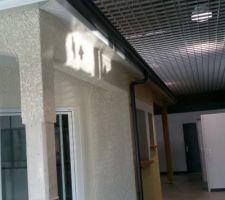 Nous avons choisi la même couleur de crépis ( blanc cassé) ainsi que les gouttières anthracites qui sont sur la maison témoin de Venerque. Ainsi que les poteaux en béton carrés.
